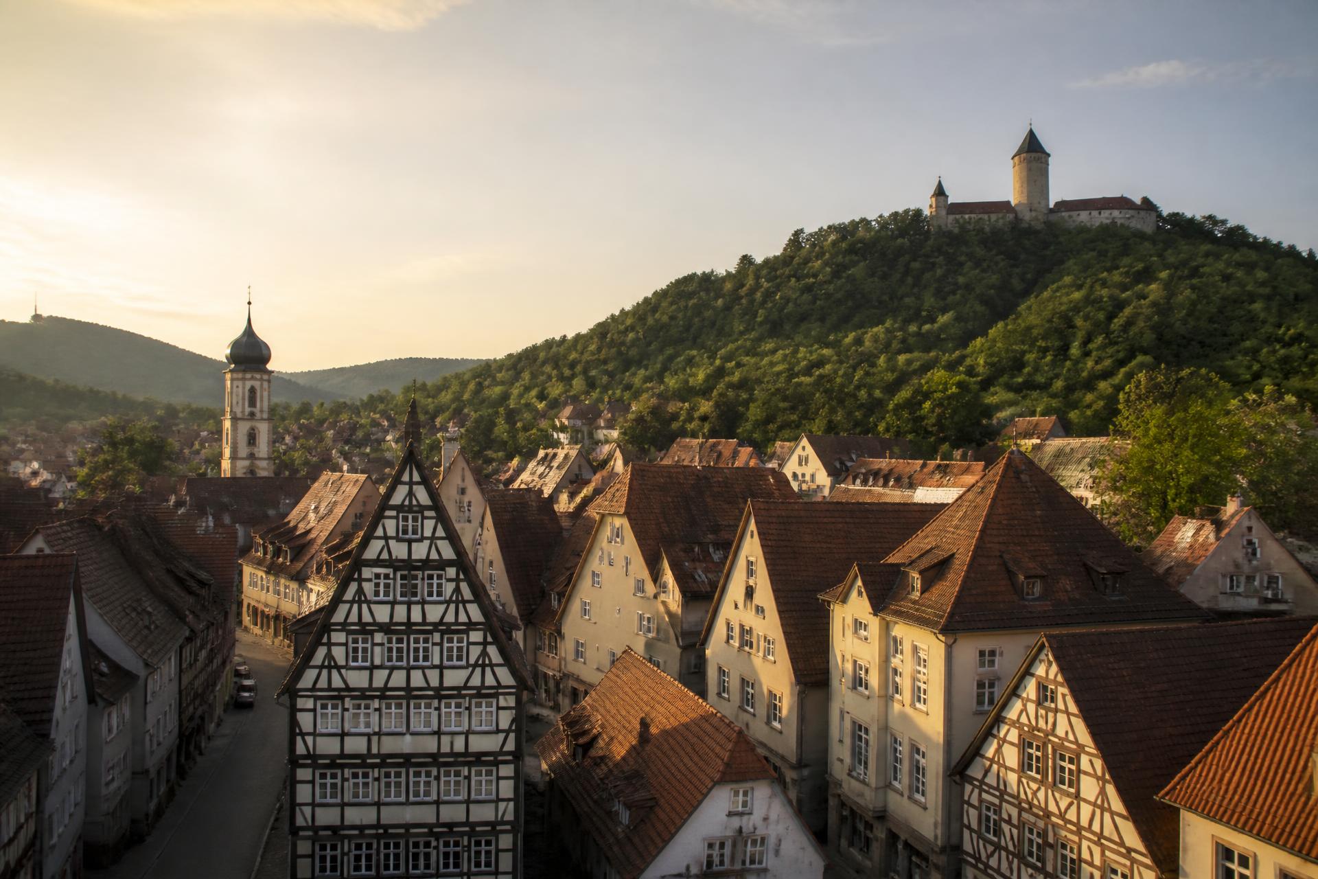 Blick über die Altstadt von Lauchheim mit der Kapfenburg auf dem Hügel
